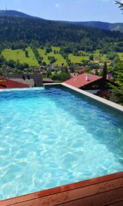 basen zewnętrzny latem