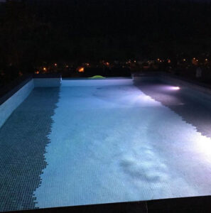 podświetlony basen nocą